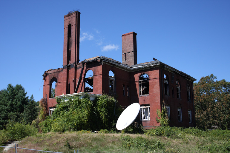 Read Hall, the administration building of the Middlesex Training School now owned by U-Mass Lowell
was destroyed by fire on 8/27/2013 by a fire of suspicious origin